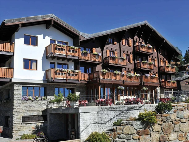 restaurant-hotel-aletsch-bettmeralp-aussenansicht-sommer-1
