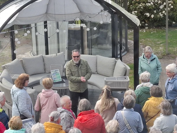 Betriebsbescihtigung Firma Hoklartherm.jpg Eine Gruppe von Frauen bei einer Betriebsführung vor einem gläsernen Gartenpavillon.