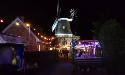Weinfest 2024.jpeg Weinfest an der Hengstforder Mühle bei Nacht mit Lichterketten und beleuchteter Windmühle.