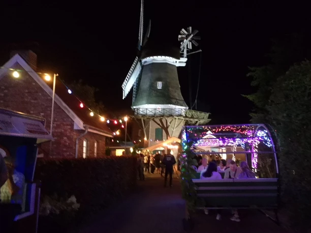 Weinfest 2024.jpeg Weinfest an der Hengstforder Mühle bei Nacht mit Lichterketten und beleuchteter Windmühle.