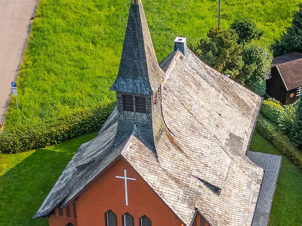 Luftbild der evangelischen Kirche Ottenhöfen