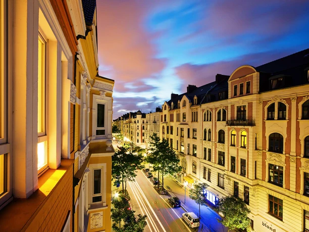 Alte Bürger (c) Tim David Müller-Zitzke_WEB.jpg Abendliche Ansicht der Straße Alte Bürger in Bremerhaven mit beleuchteten Gründerzeithäusern.