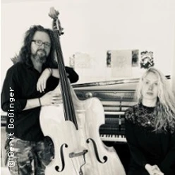 BERIDAN: Musiker mit Kontrabass und Musikerin am Klavier in schwarz-weißer Aufnahme