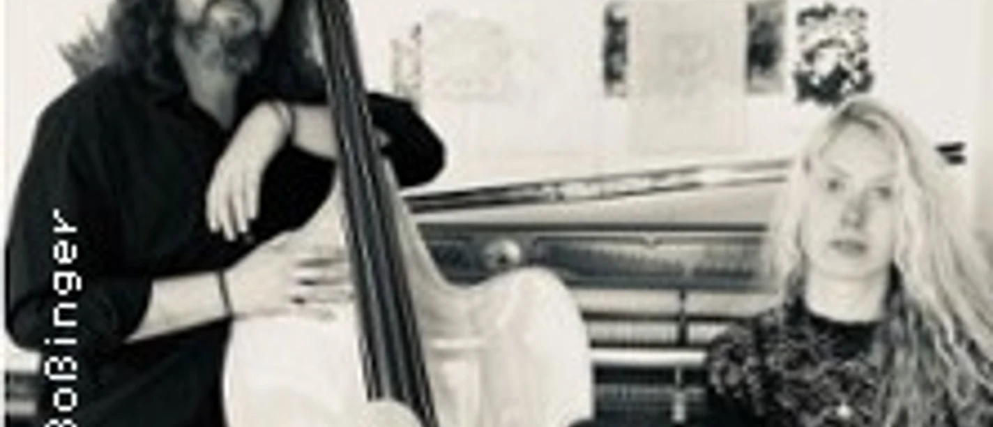 BERIDAN: Musiker mit Kontrabass und Musikerin am Klavier in schwarz-weißer Aufnahme