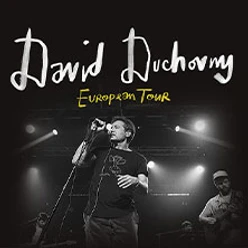 Schwarzweißes Tourplakat: David Duchovny singt auf der Bühne, Schriftzug European Tour.