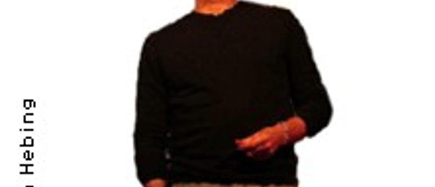 Kabarettist Jochen Hebing in schwarzem Pullover vor weißem Hintergrund