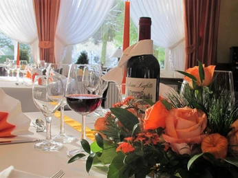 Gedeckte Tische im Restaurant Waldhof Gedeckte Tische im Restaurant WaldhofSet tables in the Waldhof restaurantDækkede borde i Waldhof-restaurantenGedekte tafels in het Waldhof restaurant