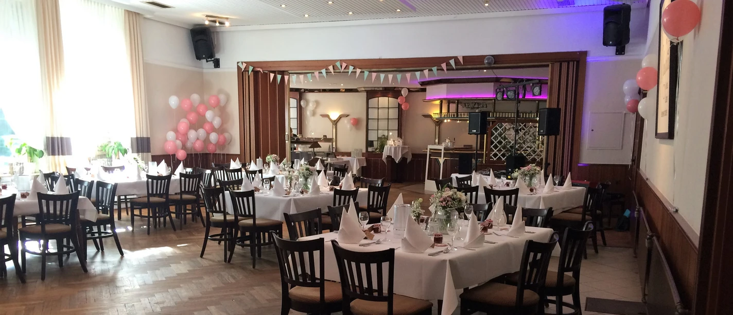 Vorbereiteter Veranstaltungsraum im Restaurant Waldhof Vorbereiteter Veranstaltungsraum im Restaurant Waldhof