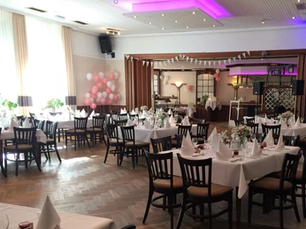 Vorbereiteter Veranstaltungsraum im Restaurant Waldhof Vorbereiteter Veranstaltungsraum im Restaurant WaldhofPrepared event room in the Waldhof restaurantForberedt eventlokale i Waldhof-restaurantenVoorbereide evenementenruimte in het Waldhof restaurant