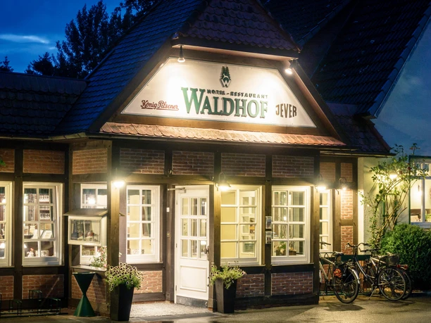 Beleuchteter Eingang zum Hotel & Restaurant Waldhof Beleuchteter Eingang zum Hotel & Restaurant Waldhof