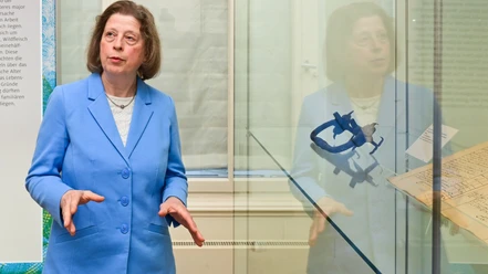 Dr. Silke Wagener-Fimpel führt zu den früheren Häusern der in den Erbbegräbnissen bestatteten Angehörigen der Oberschicht. Foto Andreas Greiner-Napp_Museum Wolfenb.jpg