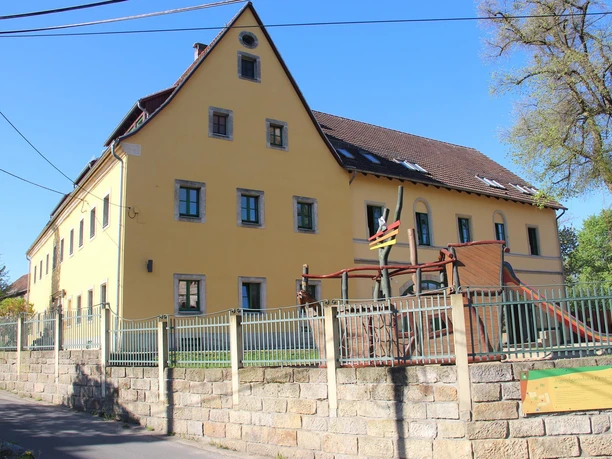 Hausansicht mit Spielplatz
