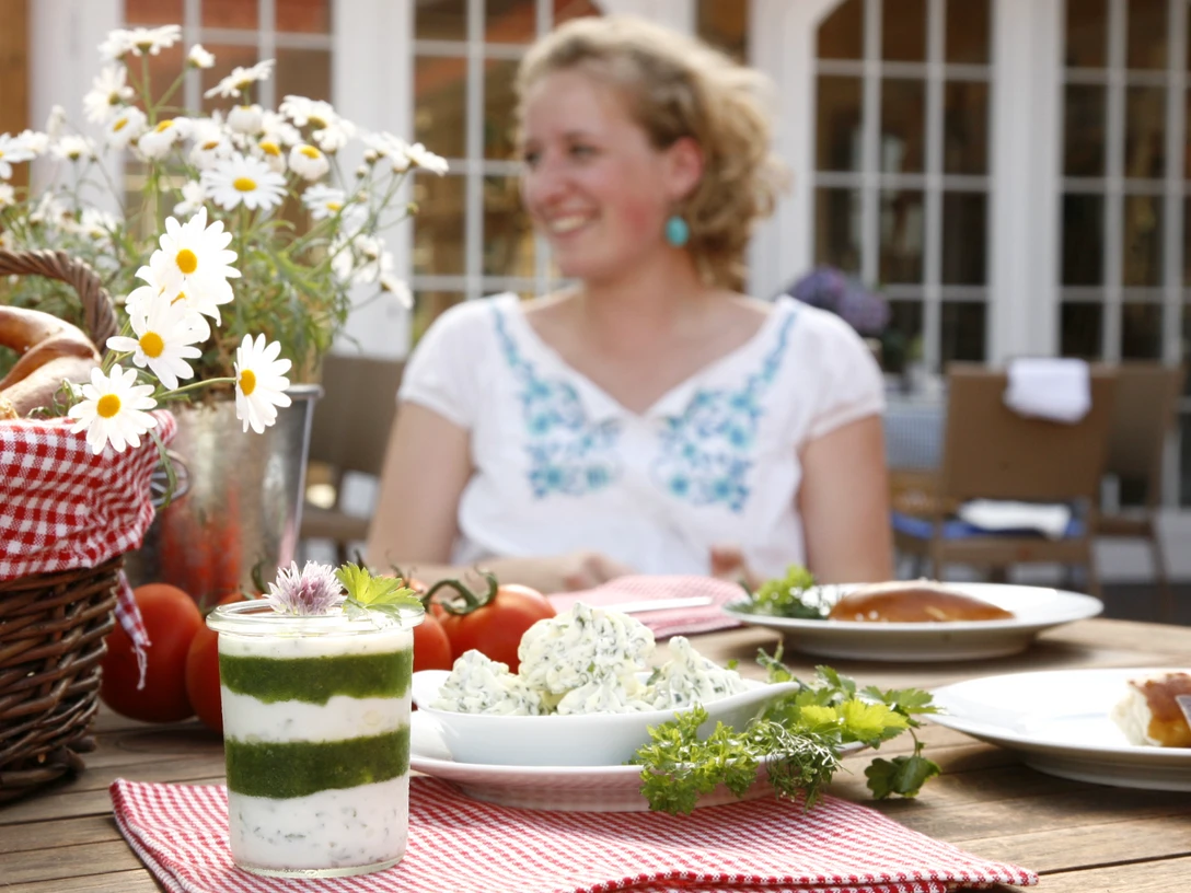 Gedeckter Tisch im Café-Bistro LandHof Gedeckter Tisch im Café-Bistro LandHofSet table in the Café-Bistro LandHofBorddækning i Café-Bistro LandHofGedekte tafel in de Café-Bistro LandHof