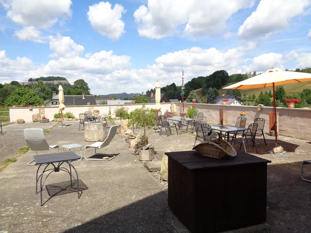 Große Sonnenterrasse mit Panoramablick