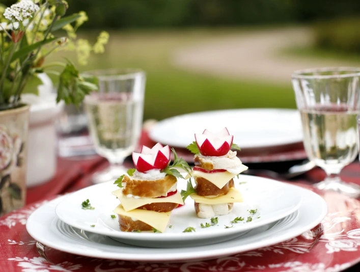 Kleine Häppchen im Café-Bistro LandHof Kleine Häppchen im Café-Bistro LandHofSmall snacks in the Café-Bistro LandHofSmå snacks i Café-Bistro LandHofKleine snacks in het Café-Bistro LandHof