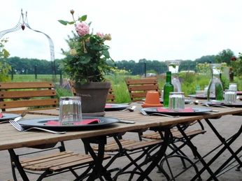 Gedeckte Tische im Außenbereich vom Café-Bistro Landhof Gedeckte Tische im Außenbereich vom Café-Bistro LandhofSet tables in the outdoor area of Café-Bistro LandhofDækkede borde i det udendørs område af Café-Bistro LandhofGedekte tafels in de buitenruimte van Café-Bistro Landhof