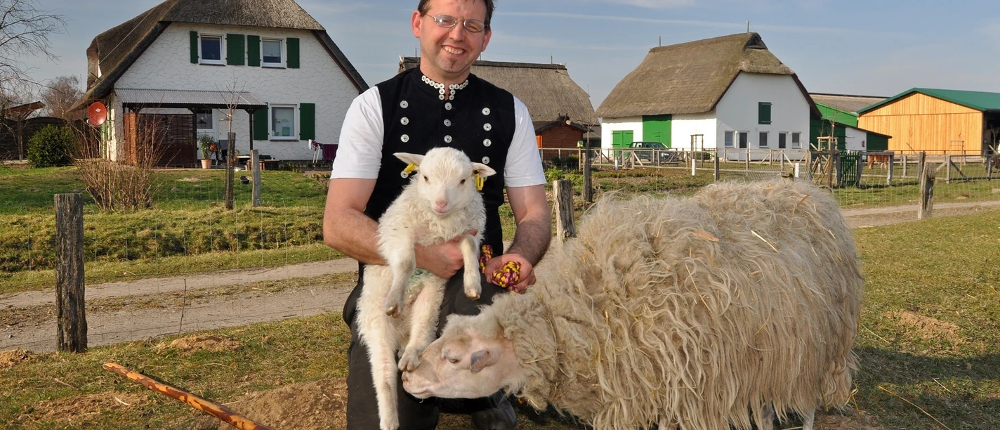 Schäfer Michael Seel mit seinen Moorschnucken