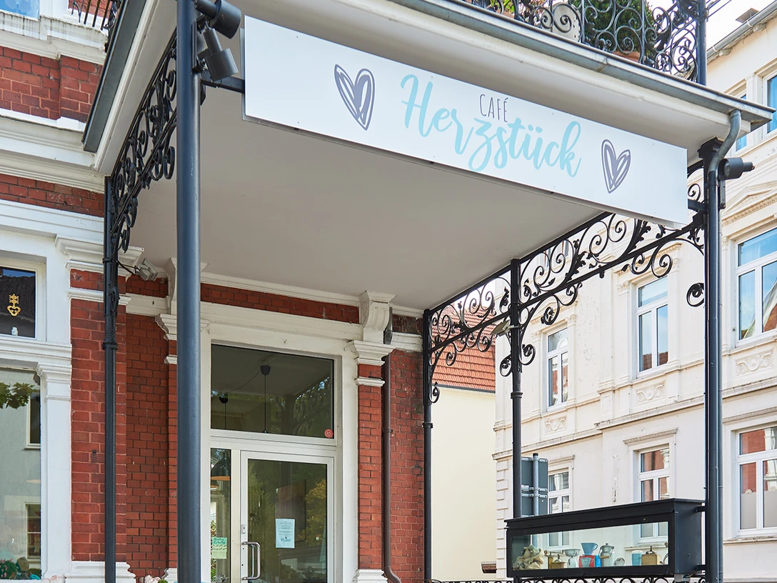 Außenansicht Zu sehen ist der Eingangsbereich des Café Herzstück – eine stilvolle, alte Villa, die mit ihrem charmanten Ambiente bereits beim Betreten einladend wirkt.