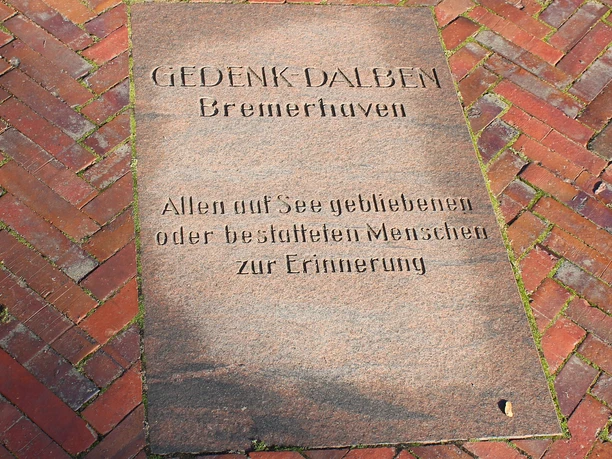 IMG_7876 (c) Tanja Mehl_Erlebnis Bremerhaven_WEB.jpg Bodentafel mit Erläuterung zu den Gedenkdalben