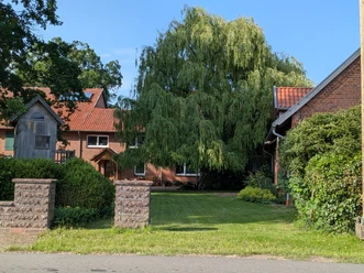 Alter Stall Das rote Backstein-Ferienhaus Alter Stall mit Garten und einer großen Weide.