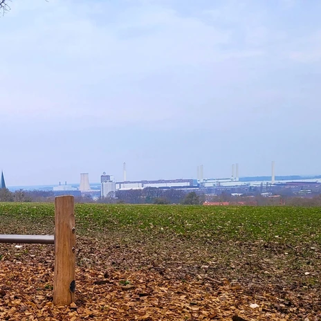 Klieversberg Aussichtspunkt.jpg Blick auf die Stadt Wolfsburg