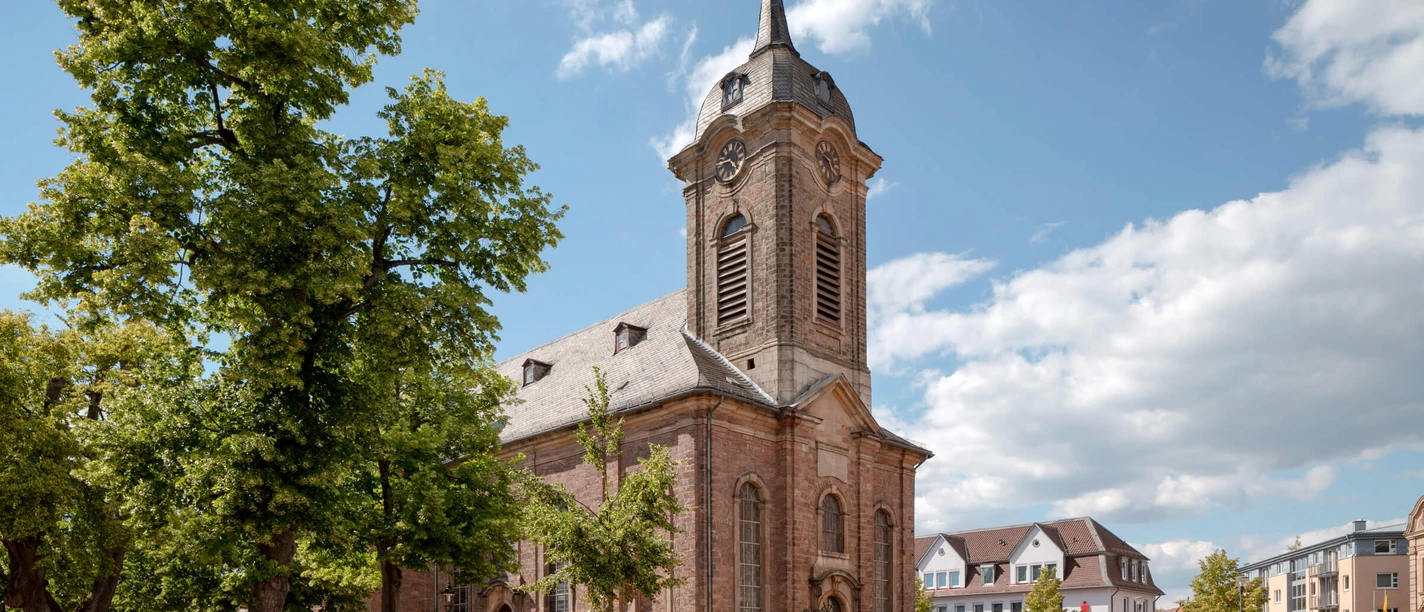 Bad-Arolsen-Stadtkirche.jpg Außenansicht der Stadtkirche Bad Arolsen, ein barocker Saalbau mit Turm, im Zentrum der Stadt gelegen.