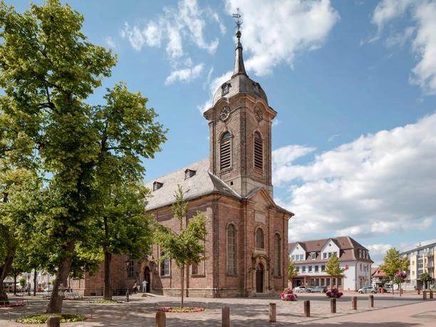 Bad-Arolsen-Stadtkirche.jpg Außenansicht der Stadtkirche Bad Arolsen, ein barocker Saalbau mit Turm, im Zentrum der Stadt gelegen.
