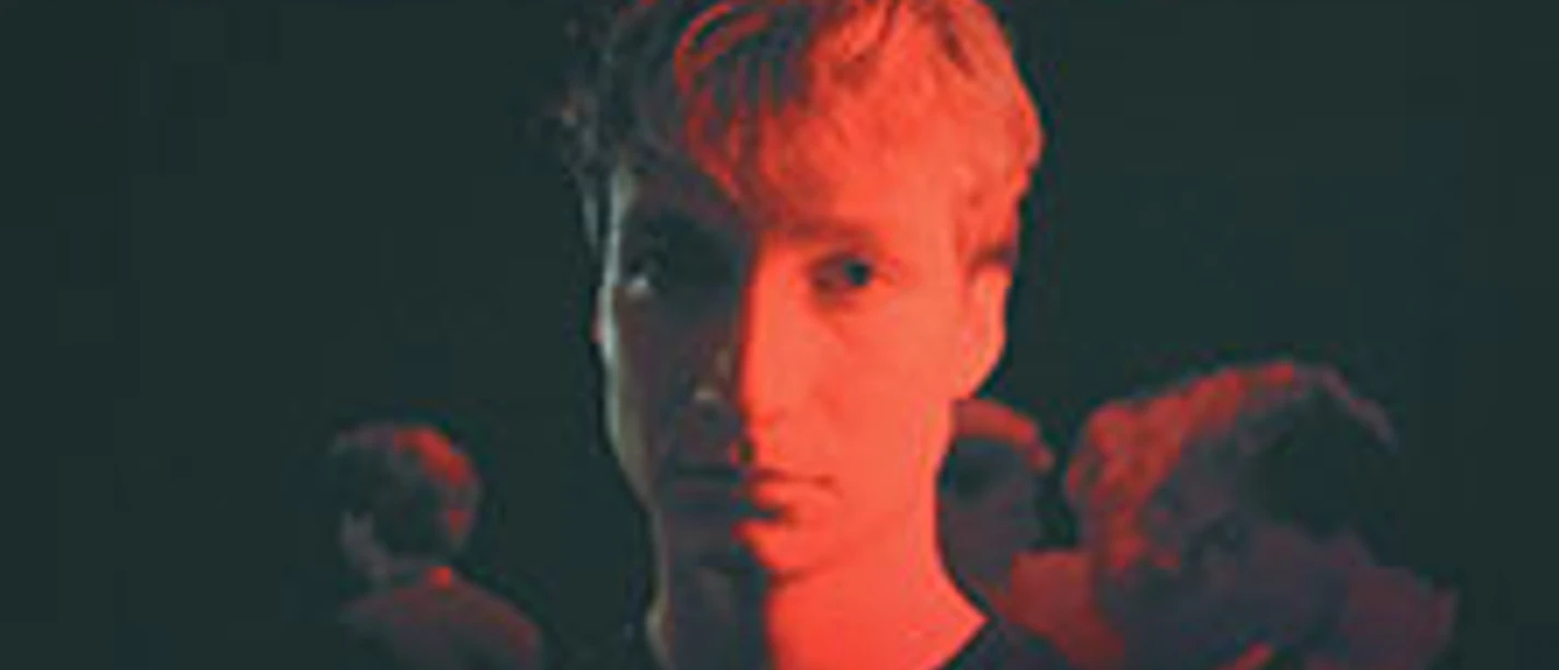 Tourplakat zu Kevin Atwaters Blush Red Tour 2026 mit Porträt in rotem Licht