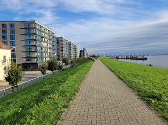 20231012_163226 (c) Tanja Mehl_Erlebnis Bremerhaven_WEB.jpg Die Kommodore-Ziegenbein-Promenade (Deich) in Bremerhaven