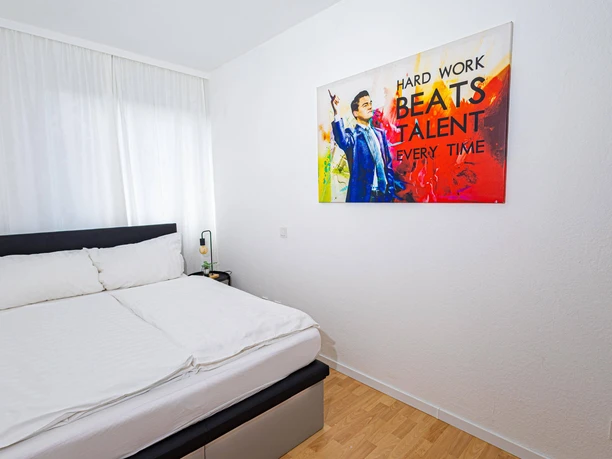 Ferienwohnung-Egge-Suite-Doppelbettzimmer Helles Schlafzimmer mit Doppelbett, in der Ferienwohnung Egge Suite.