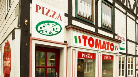 Pizzeria Tomato: Außenansicht Pizzeria Tomato: Außenansicht
