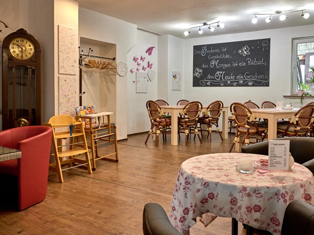 Cafe Zuckerblume Innenansicht Spielecke fuer Kinder