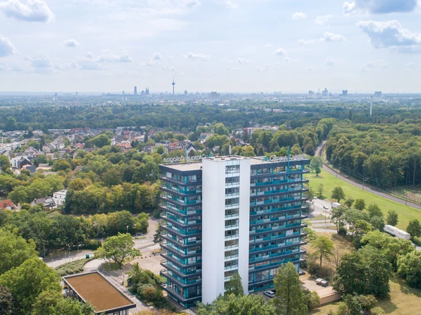 Eventebene BioCampus Cologne Rooftop BioCampus Cologne Rooftop mit weitem Blick über Grünflächen bis zur Kölner Skyline