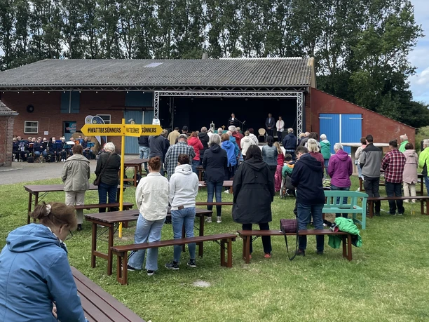 Salzwiesn-Gottesdienst.jpeg Stehend betende Menschen auf einer Wiese