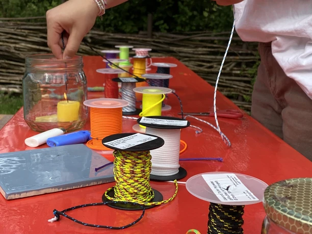 Salzwiesn-Paracord.jpeg Paracord-Bänder in Großaufnahme. Diese werden gerade kreativ verarbeitet.