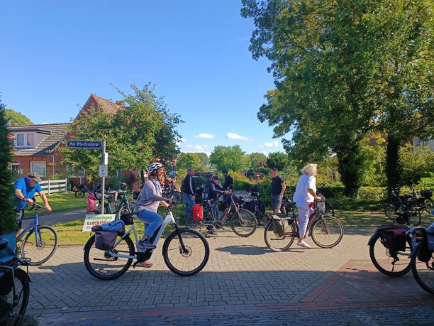 KKT 2025 Radfahrer Eine Gruppe von Radfahrern hat sich an einem sonnigen Tag für eine gemeinsame Tour versammelt.