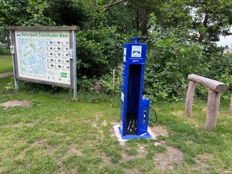 Fahrradreparaturstation am Naturpark-Haus in Mardorf. Ein blaues System zum Schrauben festziehen, Reifen wechseln oder Luft aufpumpen.