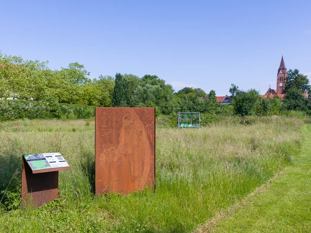 Zolli T0468 (c) Helmut Gross_Erlebnis Bremerhaven_WEB.jpg Eine rostfarbene Stele mit der Gravur eines Fußballers in der Parkanlage Zolli in Bremerhaven.