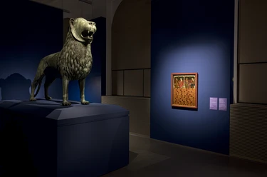 Rendezvous mit dem Löwen_01_Löwe in Ausstellung.png