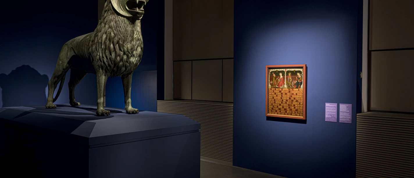 Rendezvous mit dem Löwen_01_Löwe in Ausstellung.png