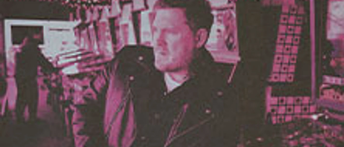 Tourplakat von Brian Fallon & The Painkillers mit Porträt in rosa-grauer Optik