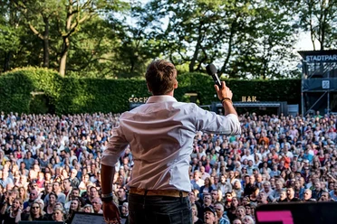 Büsum singt beim Sommer Open Air in Büsum Ein Mann auf einer Bühne vor einem Publikum.