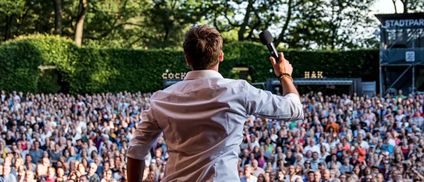 Büsum singt beim Sommer Open Air in Büsum Ein Mann auf einer Bühne vor einem Publikum.