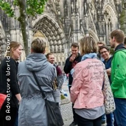 Geführte Gruppe vor dem gotischen Portal des Kölner Doms in der Altstadt