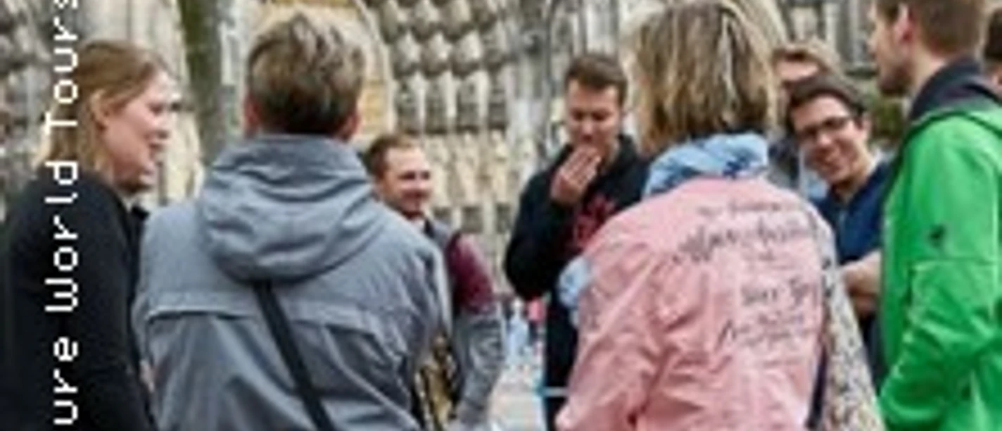 Geführte Gruppe vor dem gotischen Portal des Kölner Doms in der Altstadt