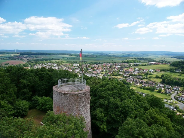 Kellerburg Battenberg Sie sehen eine Luftaufnahme des Kellerburgturms in Battenberg und seine Umgebung.