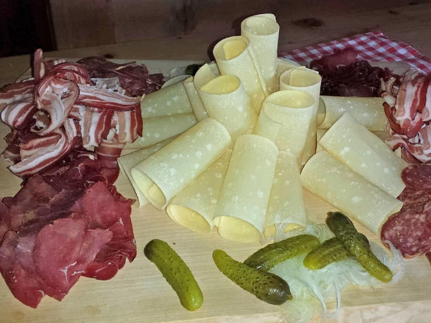 restaurant-hilten-axalp-wurs-kaese-plaettli