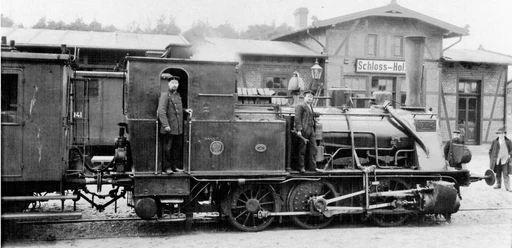 Bahnhof 1 1906-Lokomotive-im-1024x496.jpg Historische Dampflokomotive von 1906 mit Bahnpersonal am Bahnhof Schloß Holte.
