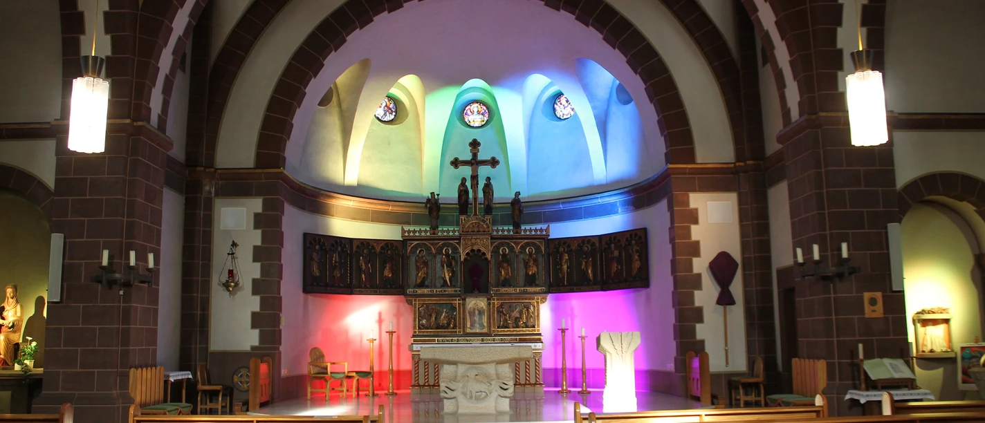 MediaKi in Kirche St. Matthias, Langen – Regenbogenfarbener Altarraum ©Martina Alfers.JPG