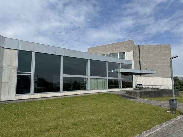 Scharoun.jpg Fensterfront des Theaters